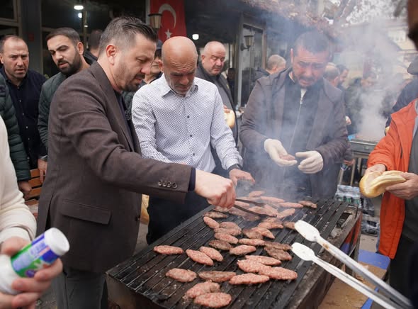 AK Parti’den Mahallede Gönül Sofrası: Vatandaşlara Köfte-Ekmek İkramı