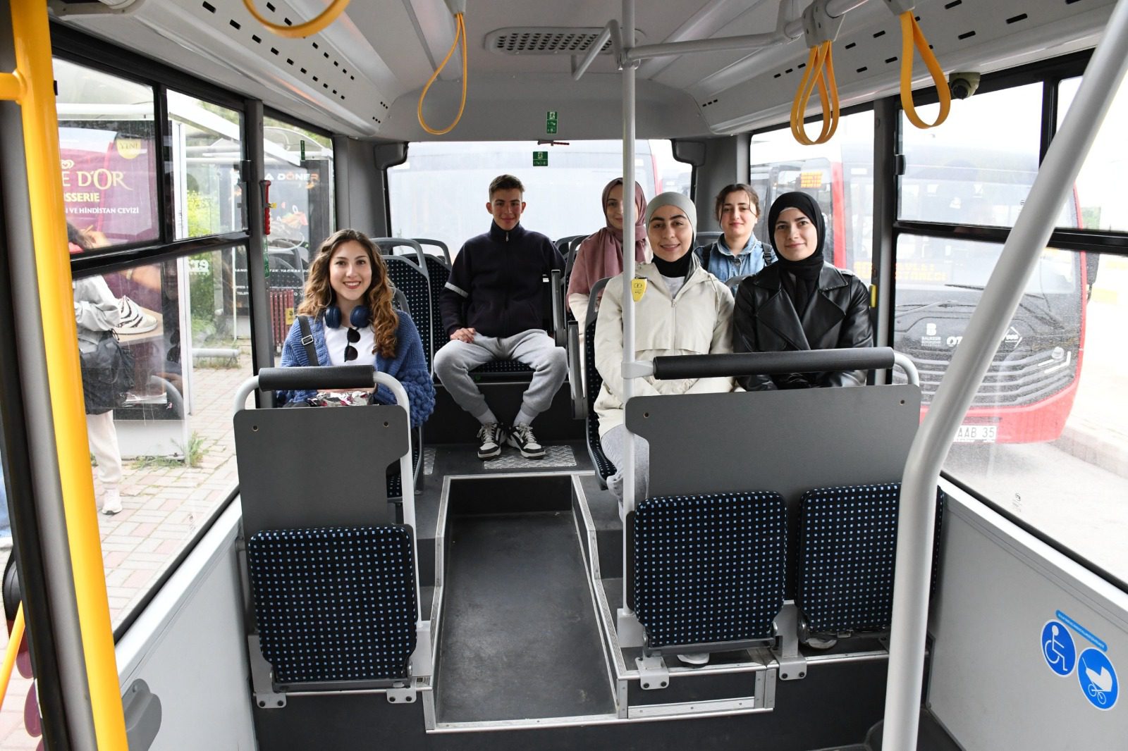 Büyükşehirden öğrencileri sevindiren ulaşım hizmeti