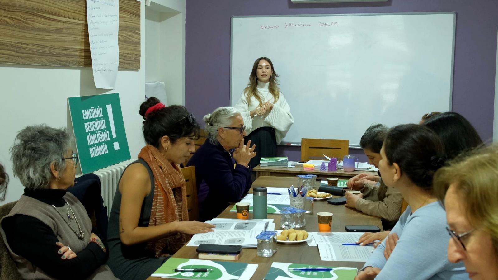 16 Hafta Sürecek Olan Kadının İnsan Hakları Eğitim Programı Ayvalık’ta Başladı