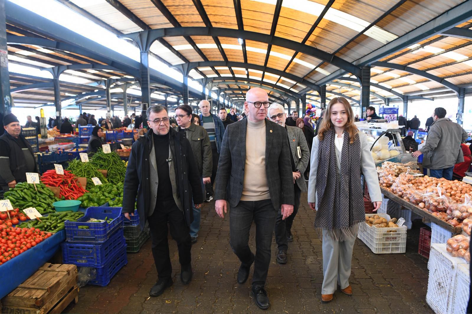 BAŞKAN HAKAN ŞEHİRLİ PAZARCI ESNAFIYLA BULUŞTU