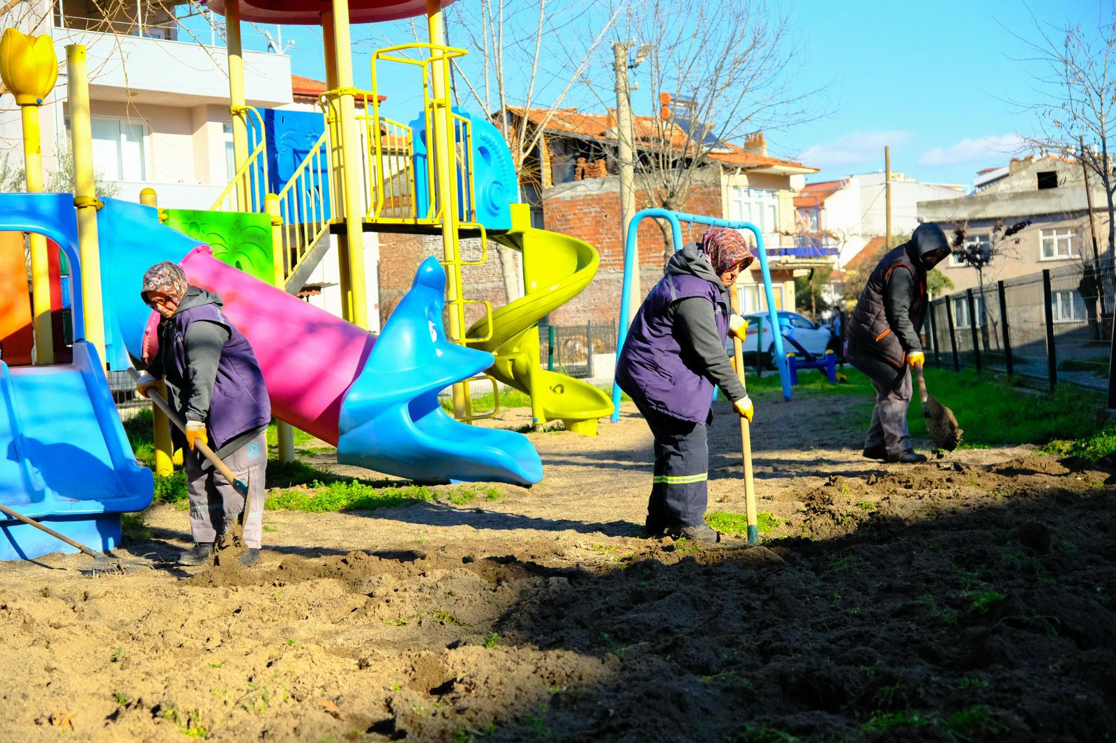 ALTIEYLÜL BELEDİYESİ PARK VE BAHÇELER EKİPLERİ KIŞ MESAİSİNDE