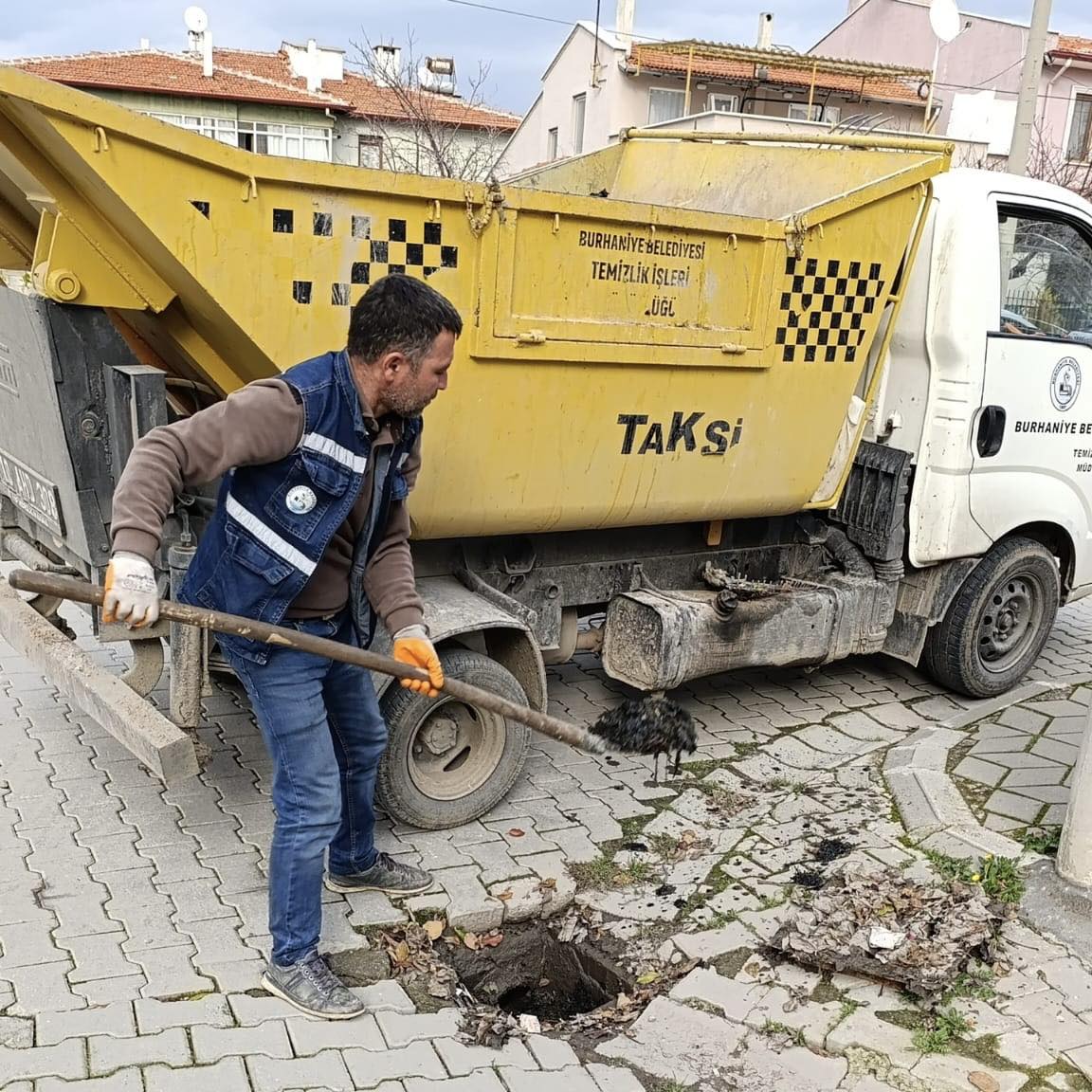BURHANİYE BELEDİYESİ EKİPLERİ, YOĞUN YAĞIŞ RİSKİNE KARŞI SAHADA