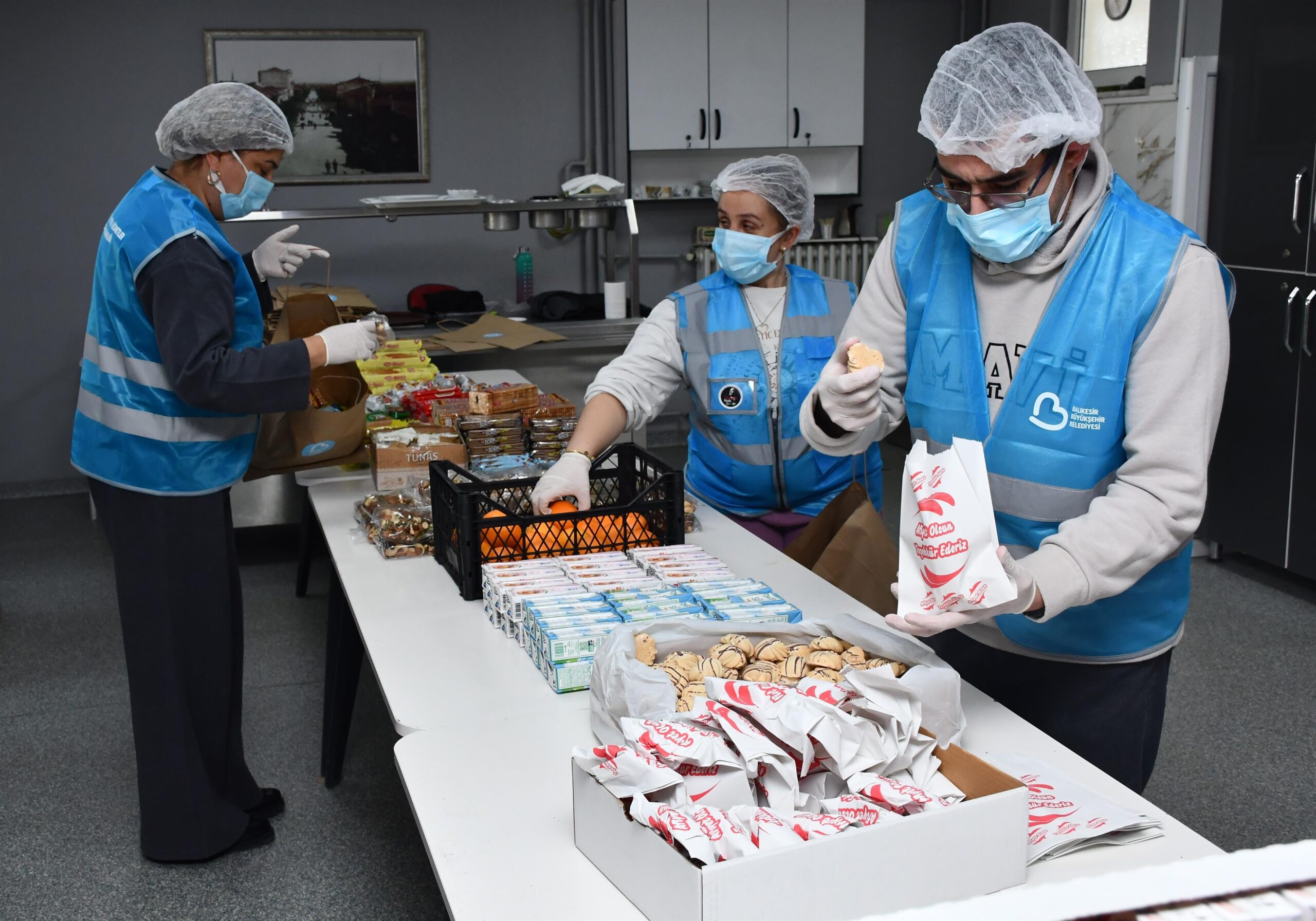 Büyükşehir’in beslenme paketi desteği aileleri de öğrencileri de sevindiriyor
