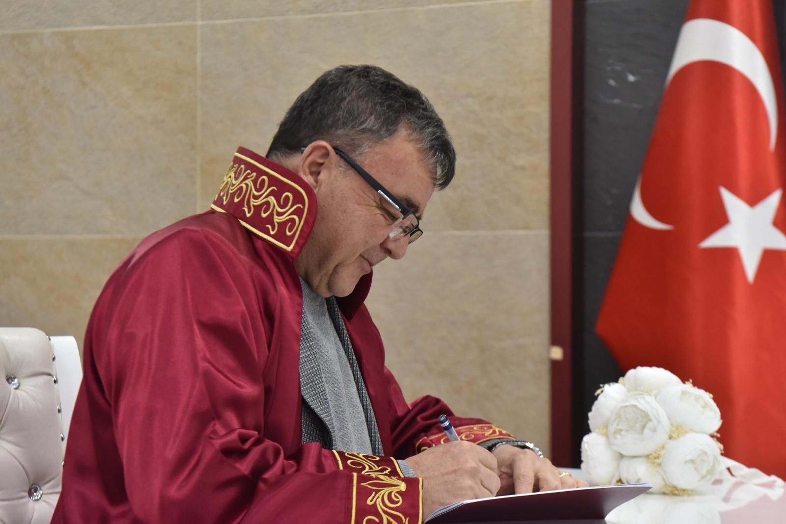 ALTIEYLÜL’DE YENİ EVLENECEK ÇİFTELERE 10 BİN TL DESTEK