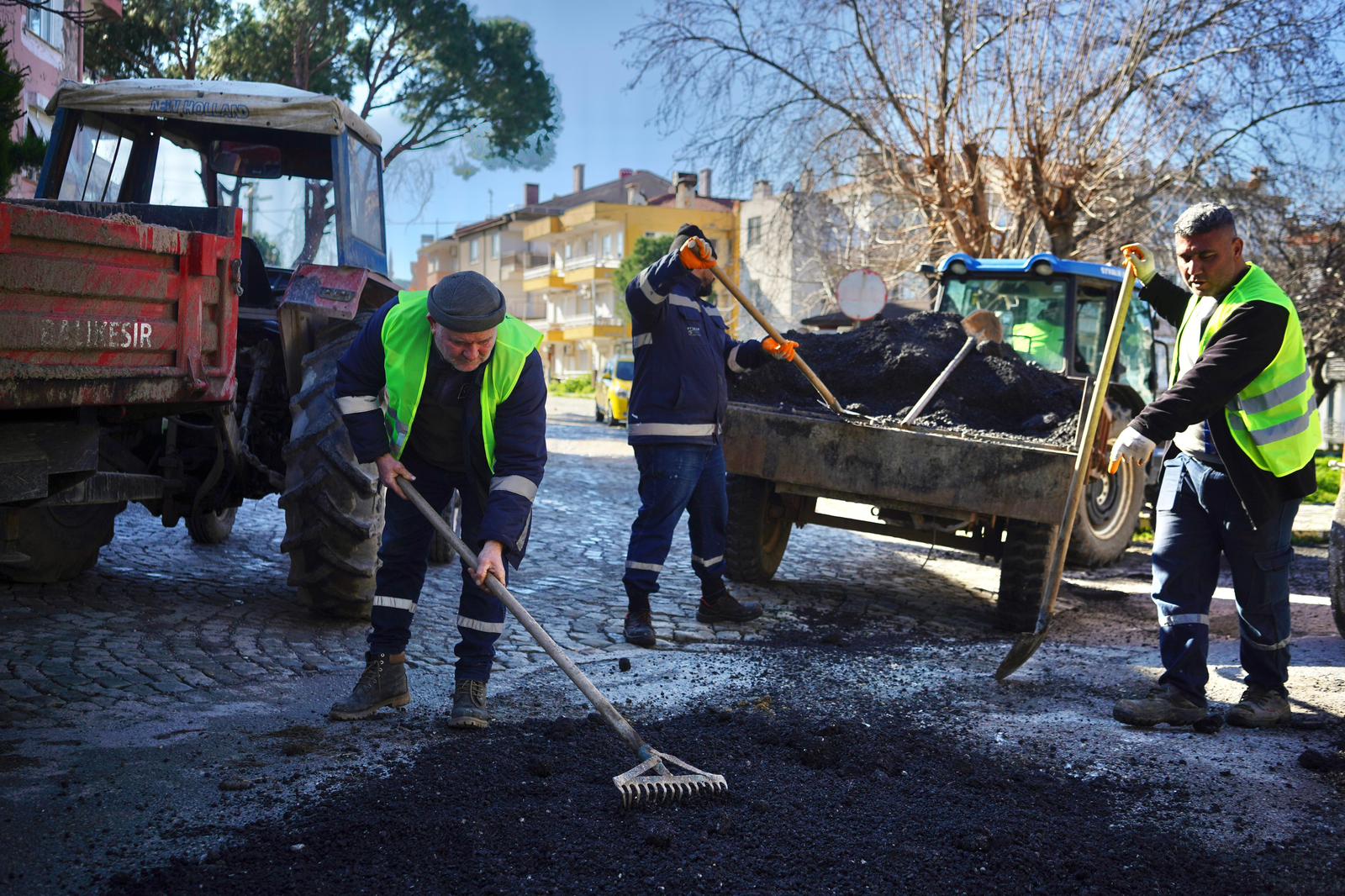 Ayvalık’ta Yol Bakım ve Onarım Çalışmaları Sürüyor