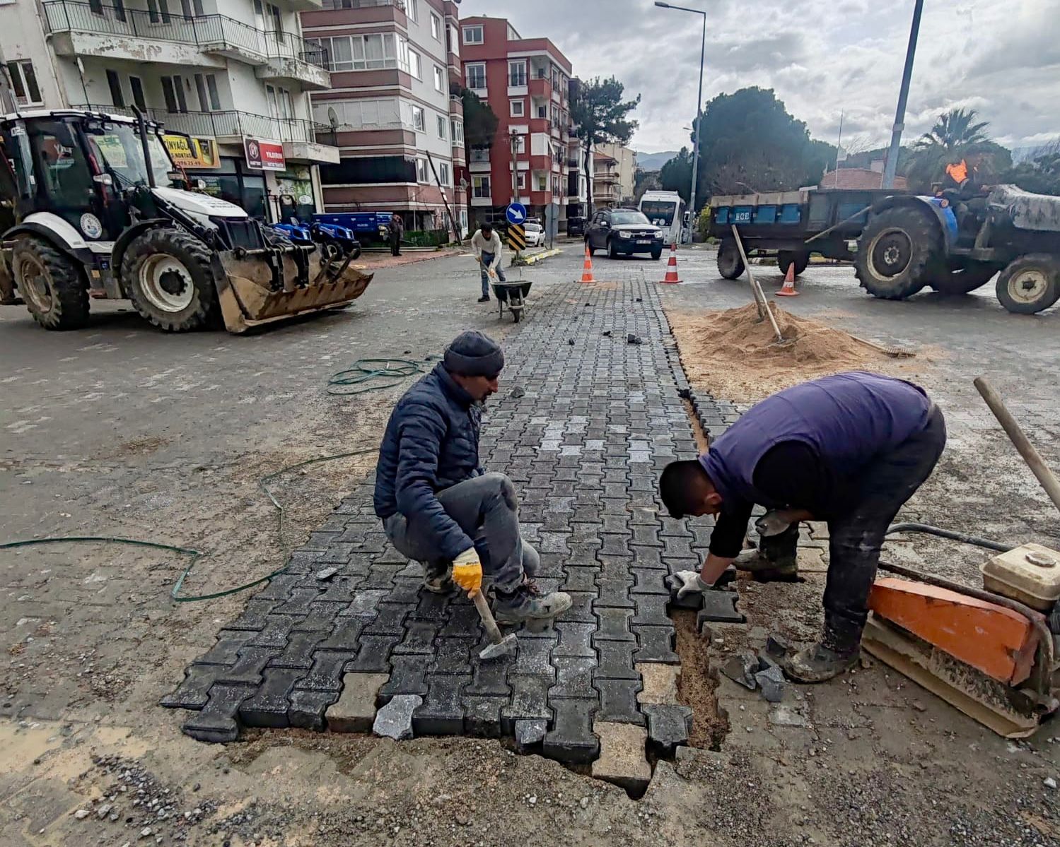 BURHANİYE BELEDİYESİ FEN İŞLERİ MÜDÜRLÜĞÜ ÇALIŞMALARINI ARALIKSIZ SÜRDÜRÜYOR