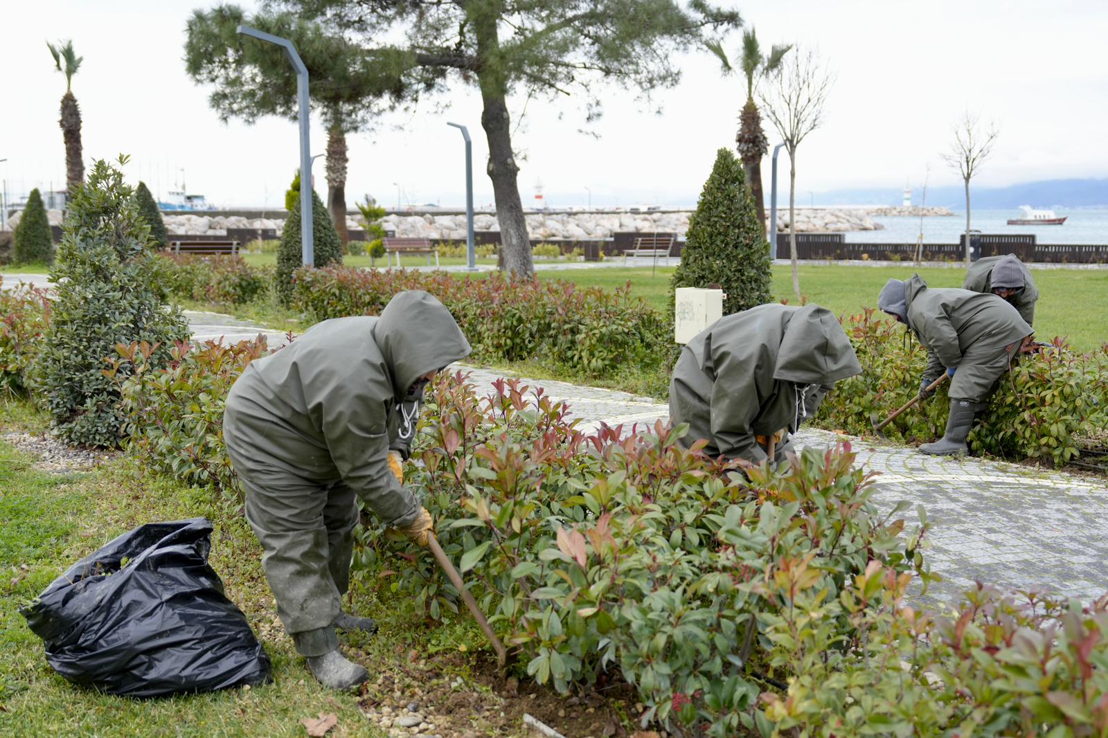 BURHANİYE’DE PARK VE YEŞİL ALANLAR YENİLENİYOR