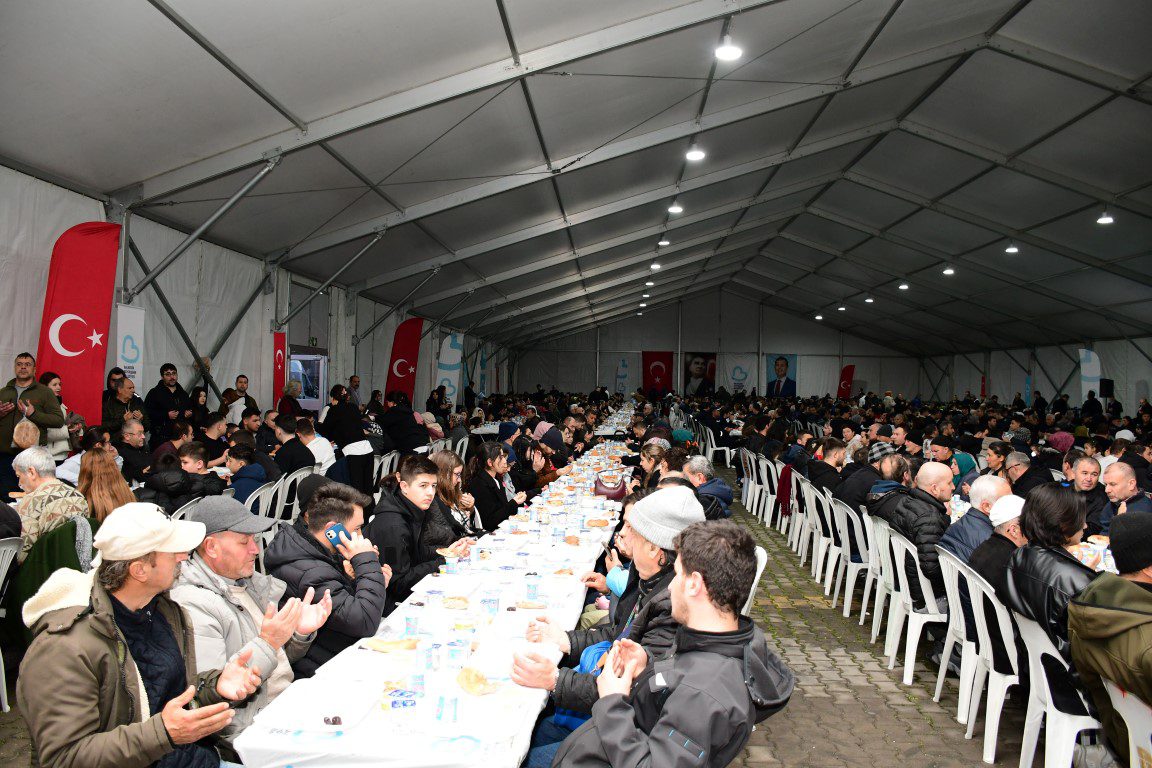 Büyükşehir ilk iftarını vatandaşlarıyla gerçekleştirdi