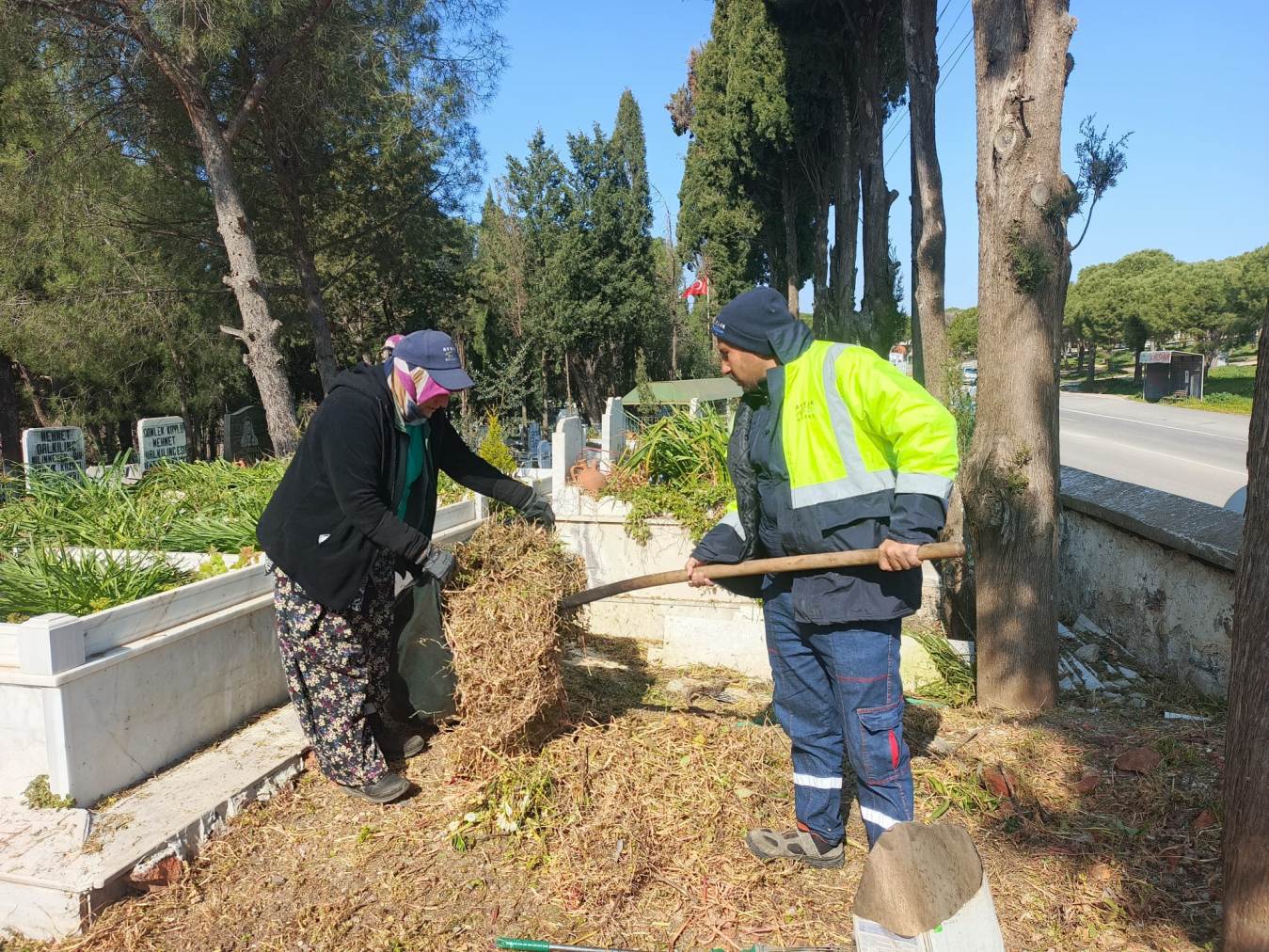 Ayvalık’ta Mezarlıklar Bayram Ziyaretlerine Hazırlandı…