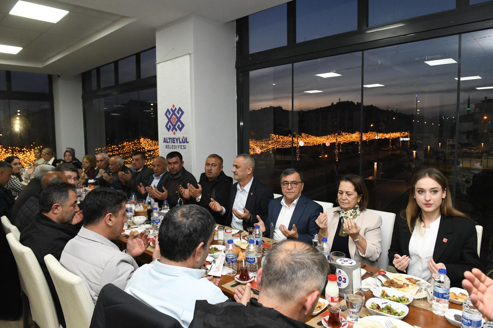 ALTIEYLÜL BELEDİYESİ MUHTARLARLA RAMAZAN SOFRASINI PAYLAŞTI