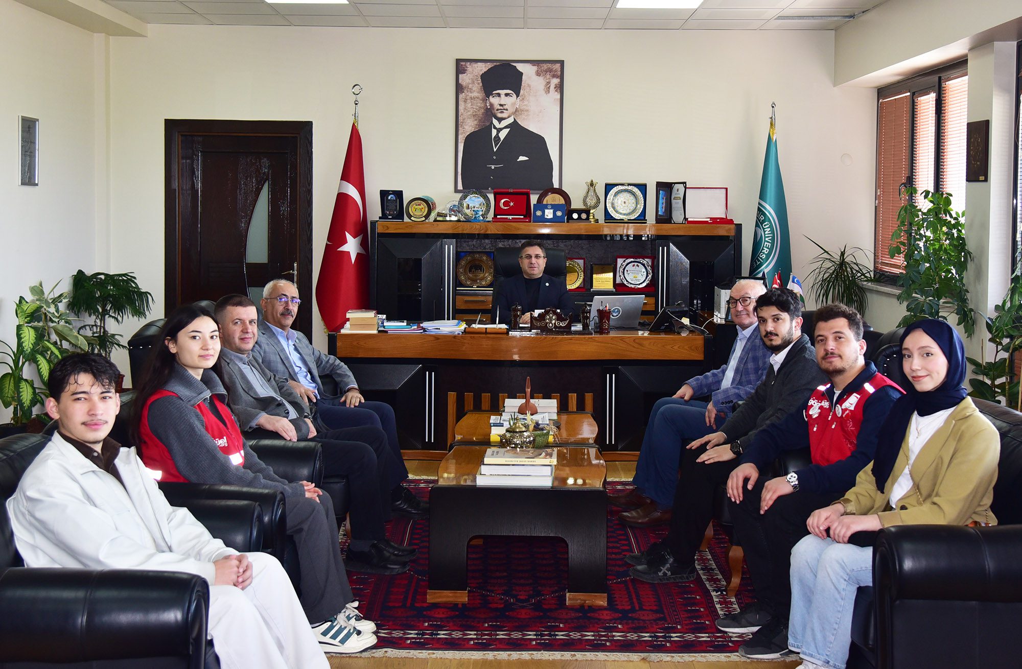 Genç Kızılay Balıkesir Yönetimi, Rektör Prof. Dr. Yücel Oğurlu’nun Konuğu Oldu