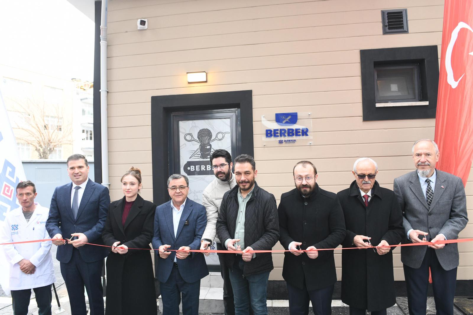 ALTIEYLÜL BELEDİYESİ’NDEN EMEKLİLERE “HALK BERBERİ” HİZMETİ