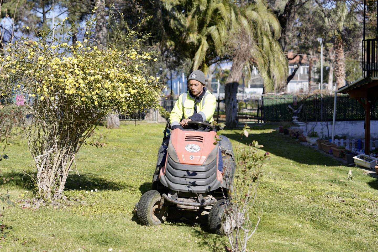 BURHANİYE’DE PARK VE YEŞİL ALANLARDA BAHAR TEMİZLİĞİ