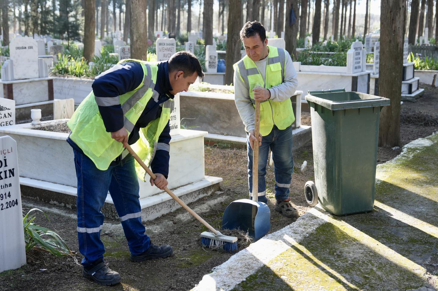 BURHANİYE’DE RAMAZAN BAYRAMI ÖNCESİ MEZARLIKLARDA KAPSAMLI TEMİZLİK