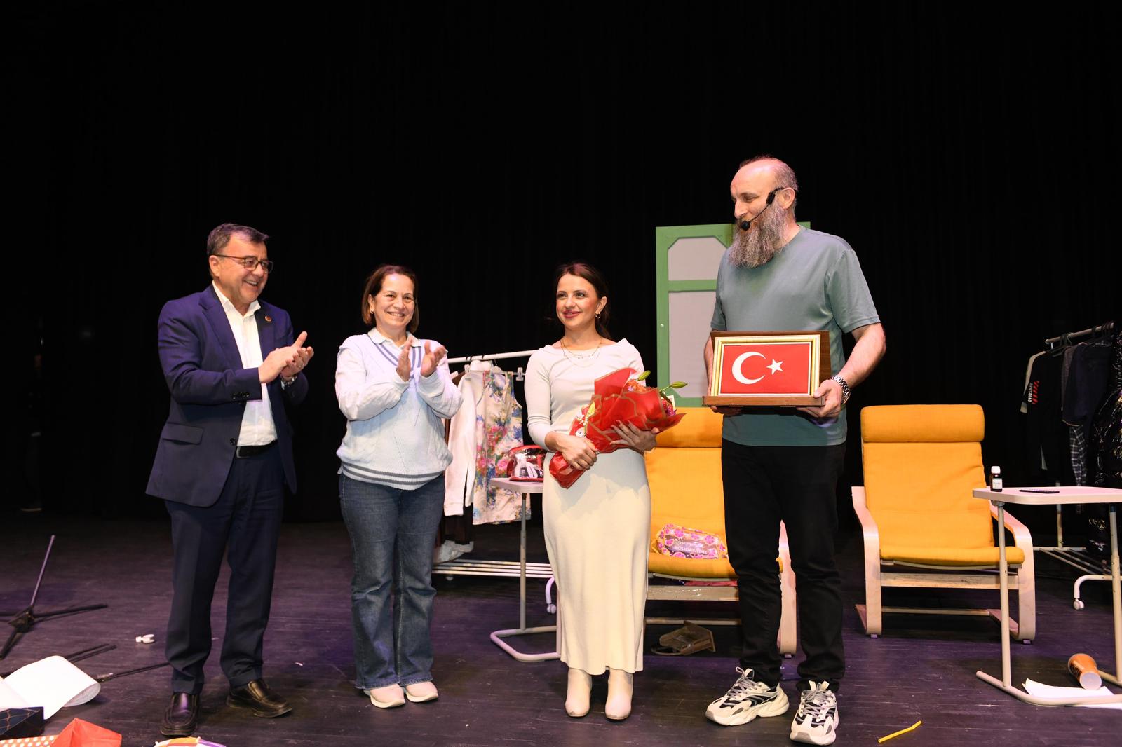 ALTIEYLÜL’DE TİYATRO DOLU GECE