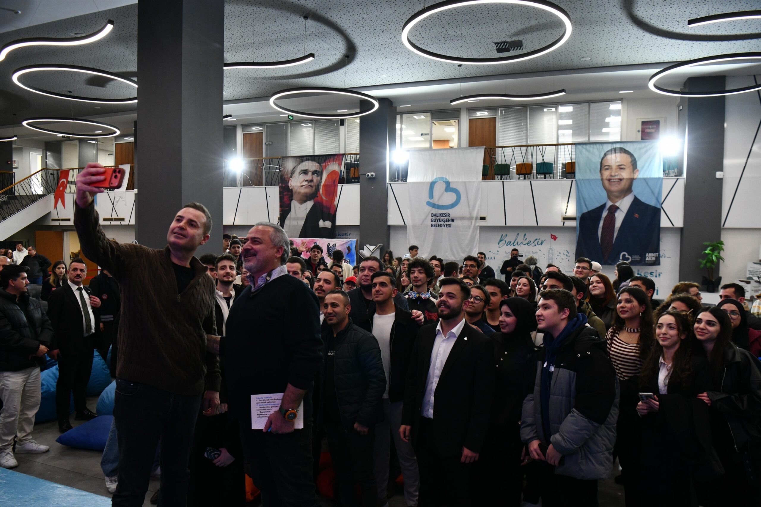 Başkan Akın, gençlerle Balıkesir’in yarınını konuştu