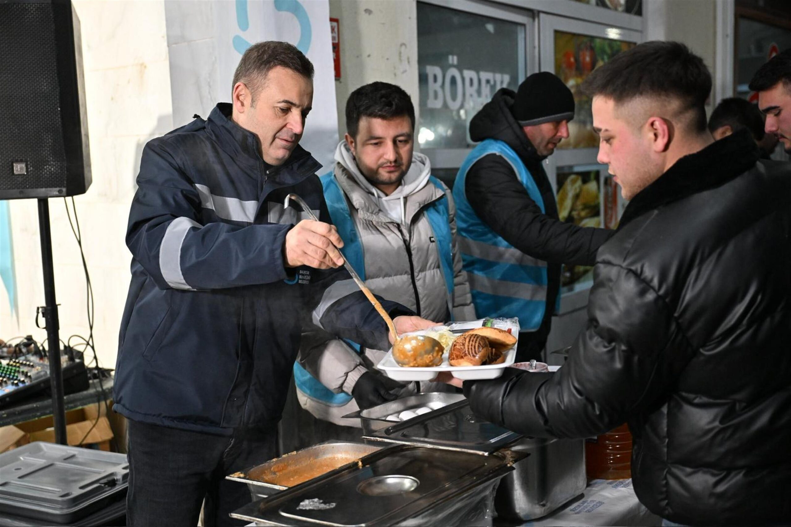 Başkan Akın sahurunu hal esnafıyla birlikte yaptı