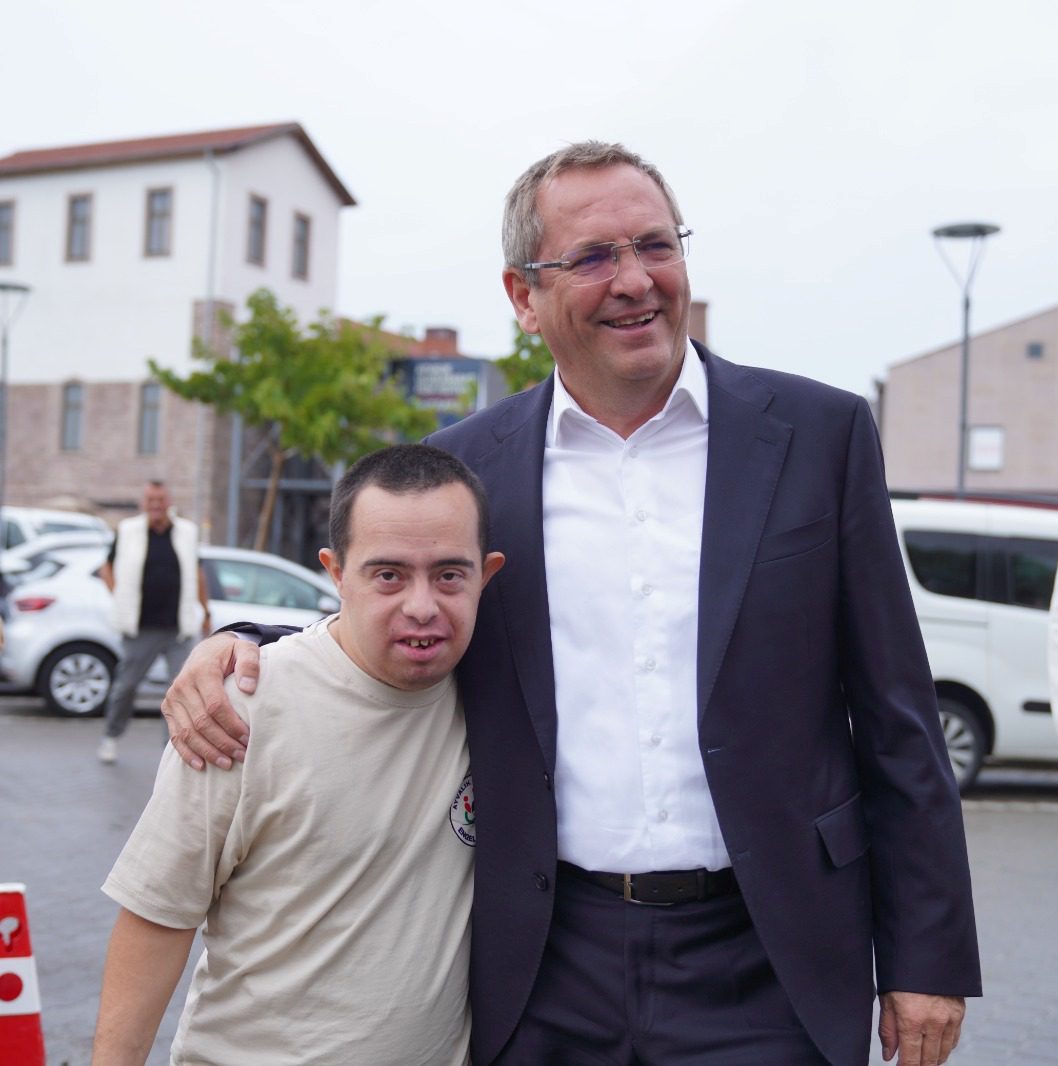 Sevgiyle atılan her adım, paylaşıldıkça çoğalan en değerli mutluluklara dönüşüyor