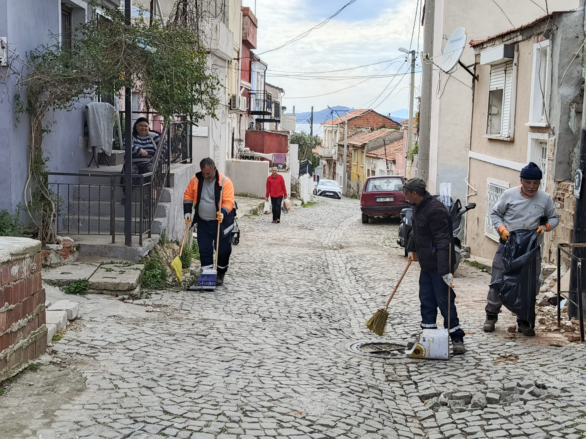 Ayvalık’ta Temizlik Seferberliği Sürüyor