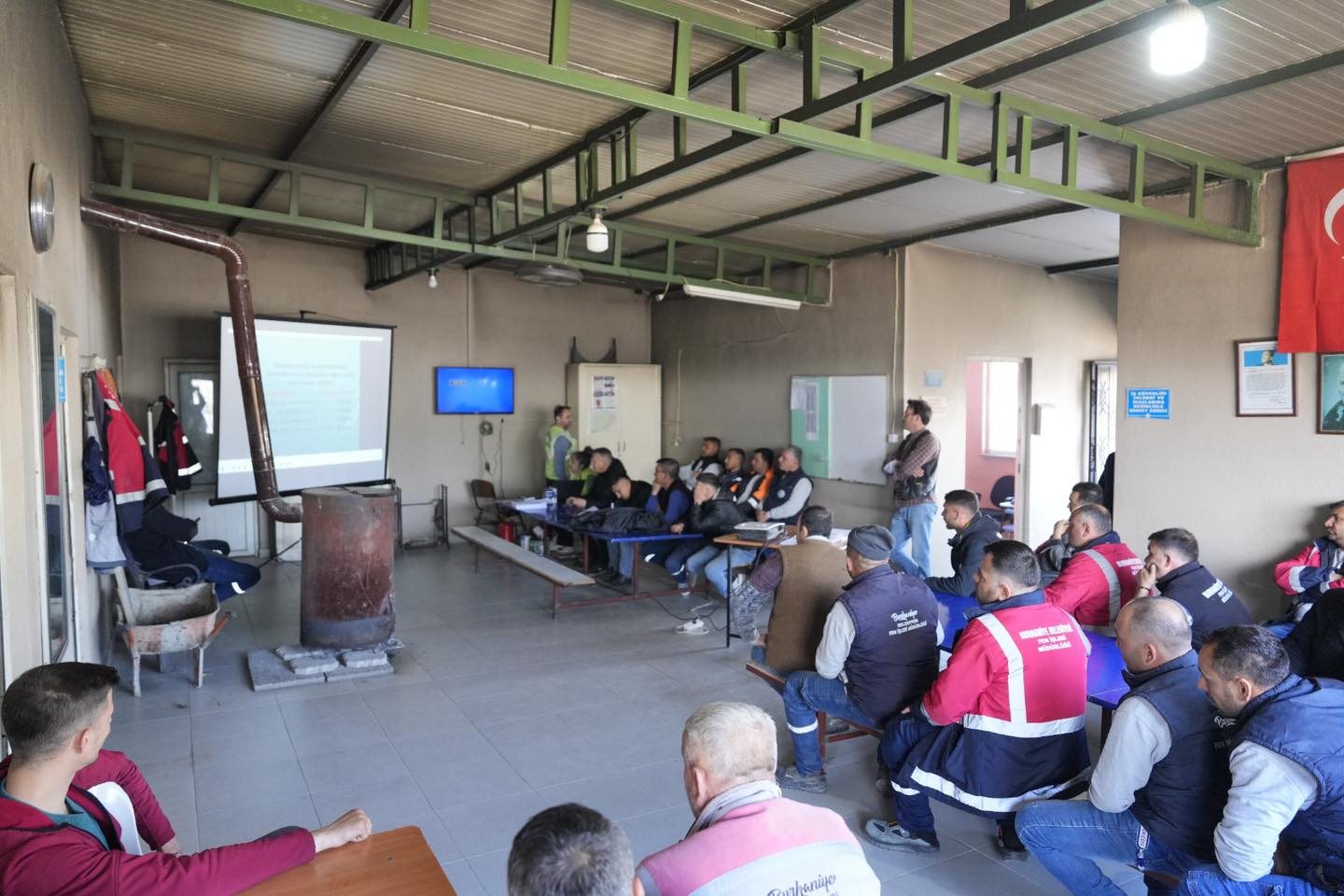 BURHANİYE BELEDİYESİ FEN İŞLERİ PERSONELİNE İŞ SAĞLIĞI VE GÜVENLİĞİ EĞİTİMİ VERİLDİ