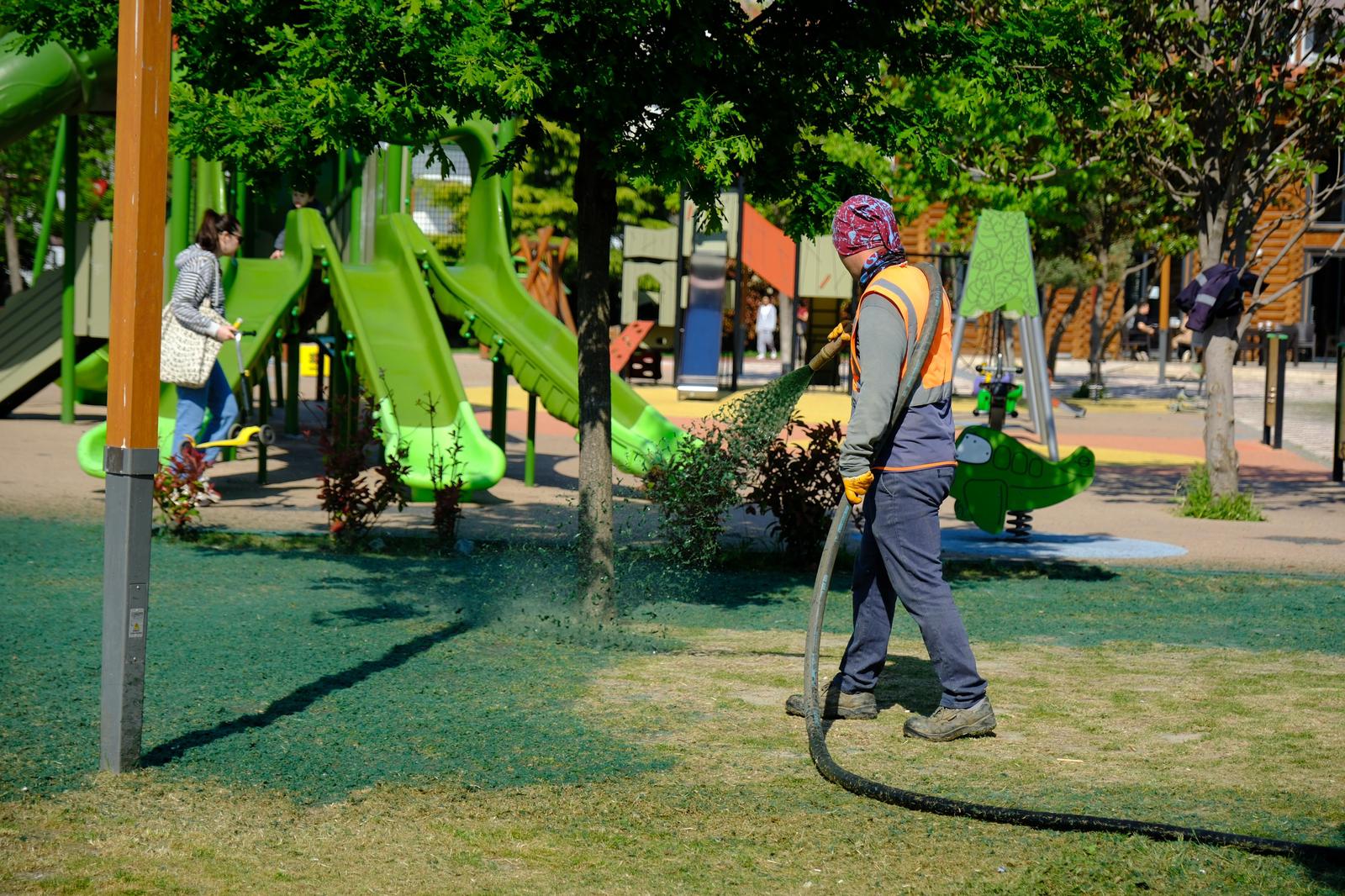 ALTIEYLÜL’DE PARK VE YEŞİL ALANLAR YAZA HAZIRLANIYOR