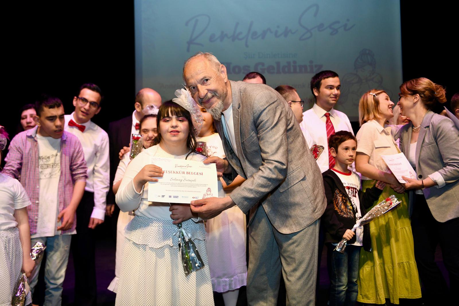 ALTIEYLÜL’DE “RENKLERİN SESİ” ŞİİR DİNLETİSİNDE DUYGU DOLU ANLAR