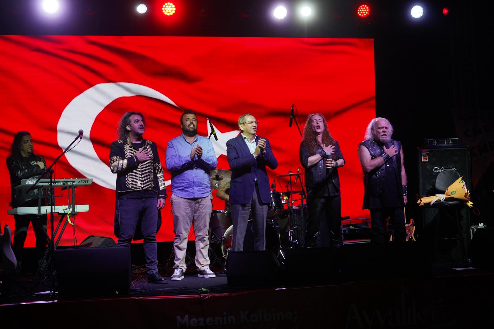 GASTROFEST’İN İLK GECESİNDE BİNLERCE KİŞİ AYNI ŞARKILARDA BULUŞTU