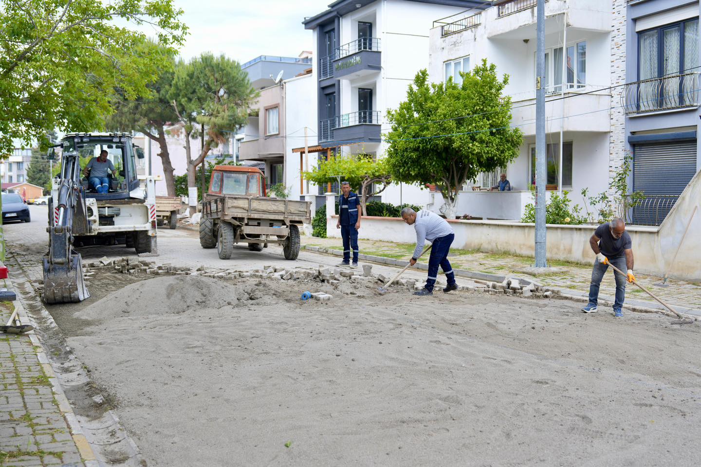 BURHANİYE BELEDİYESİ FEN İŞLERİ MÜDÜRLÜĞÜ EKİPLERİNDEN ARALIKSIZ HİZMET