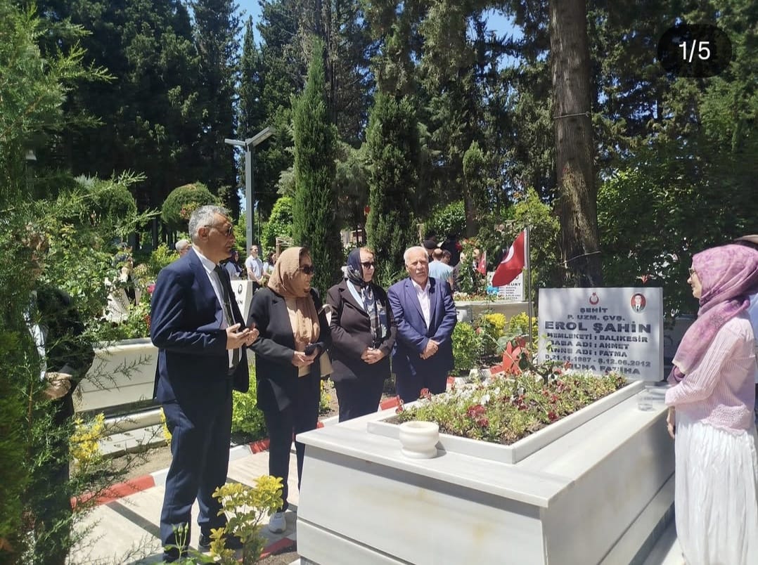 İYİ Parti Karesi İlçe Başkanlığı’ndan Şehitlik Ziyareti