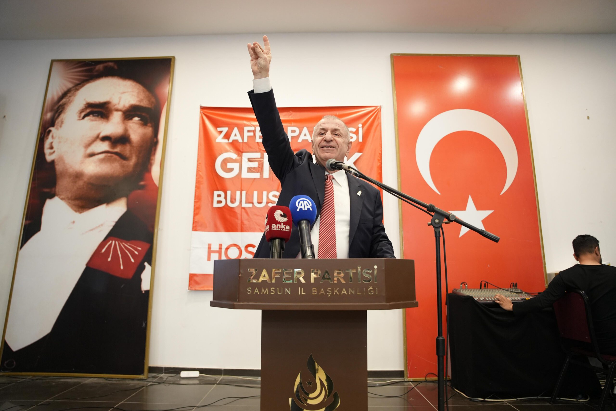 ÜMİT ÖZDAĞ ZAFER PARTİSİ’NİN GENÇLİK POLİTİKALARINI AÇIKLADI