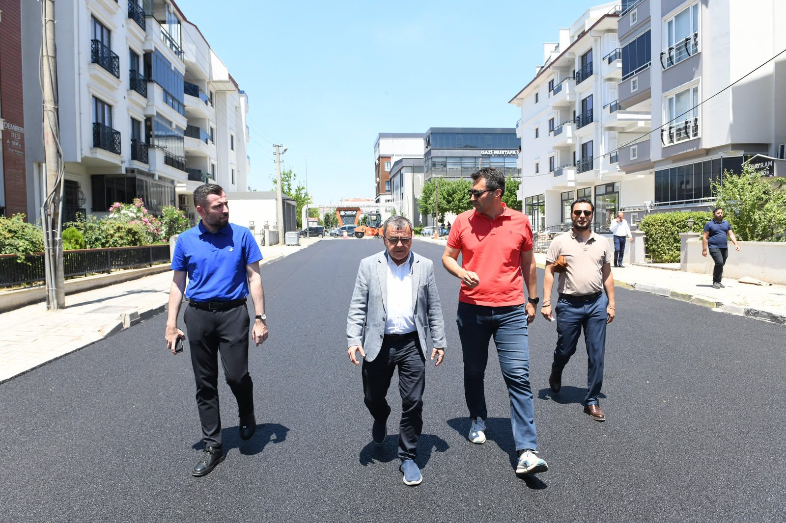 ALTIEYLÜL’DE ASFALT MESAİSİ ARALIKSIZ SÜRÜYOR