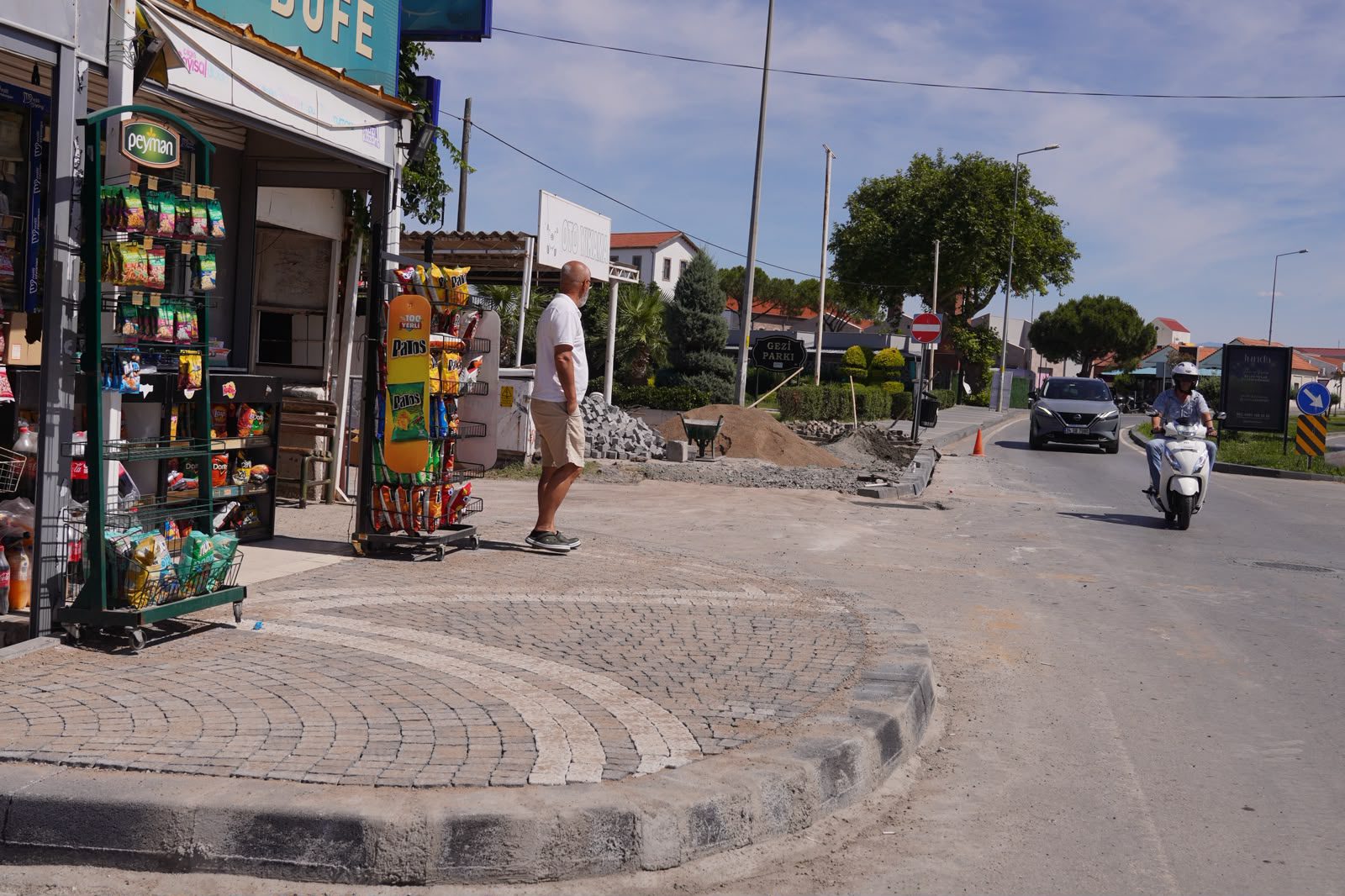 Ayvalık’ta kaldırımlar yayalar için daha güvenli, düzenli ve kullanışlı…