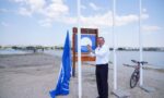 Altınova Kum Adası Plajı'nda Başkan Mesut Ergin göndere mavi bayrağı çekti.