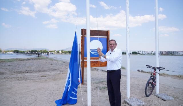 Altınova Kum Adası Plajı'nda Başkan Mesut Ergin göndere mavi bayrağı çekti.