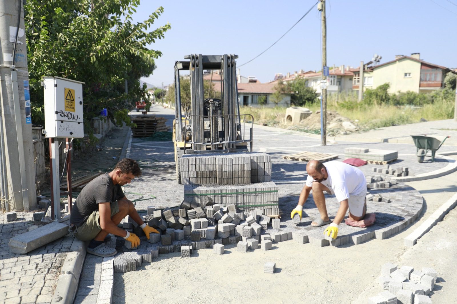 BURHANİYE’DE YOL YAPIM VE ONARIM ÇALIŞMALARI KESİNTİSİZ SÜRÜYOR
